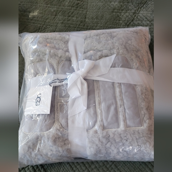 NWT Ugg Logo Throw - Picture 6 of 7